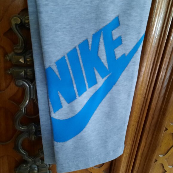 NIKE Sportswear Leg-A-See Graphic Logo Crop Leggings Style# 652478-006 - Size S - Picture 9 of 16